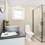 Modern And With Charming Garden Apartmán