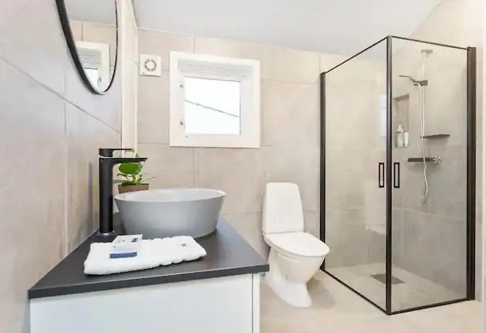 Modern And With Charming Garden アパート
