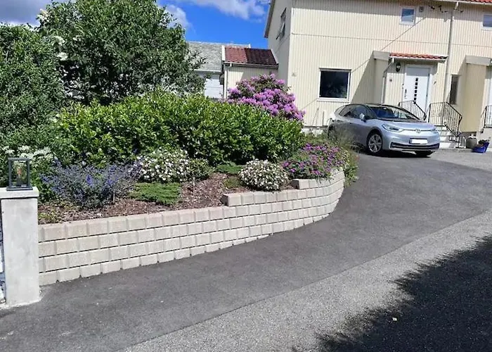 Modern And With Charming Garden ハウゲスン
